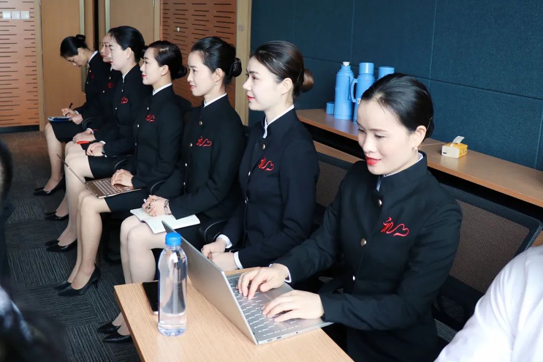 提升服務品質，打造專業(yè)形象 谷田稻香攜手東方禮儀華平生團隊開展服務禮儀培訓